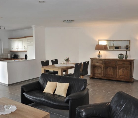 Wohnzimmer mit K&uuml;che, &copy; www.rureifel-fewo.de