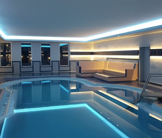 Innenpool & Whirlpool