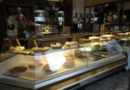 große Kuchenauswahl, © Zur Waldschänke