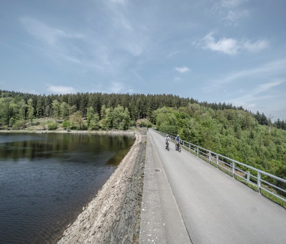 Cycling around the Kalltalsperre dam, © Eifel Tourismus GmbH, Dennis Stratmann