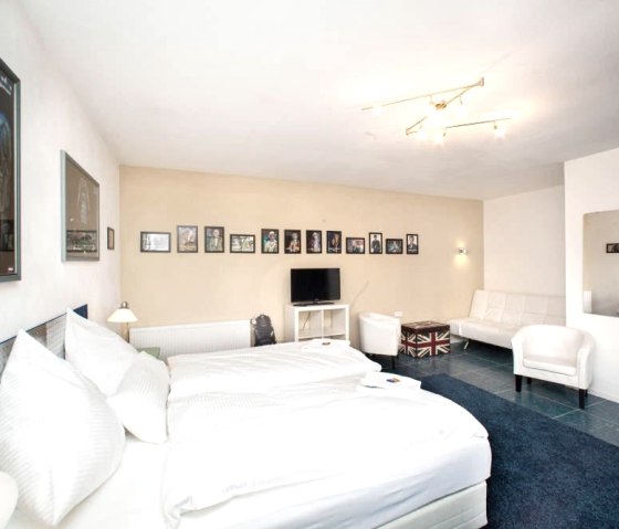 ger&auml;umiges Familienzimmer, &copy; Katryn Kaufmann - Hinter den Spiegeln