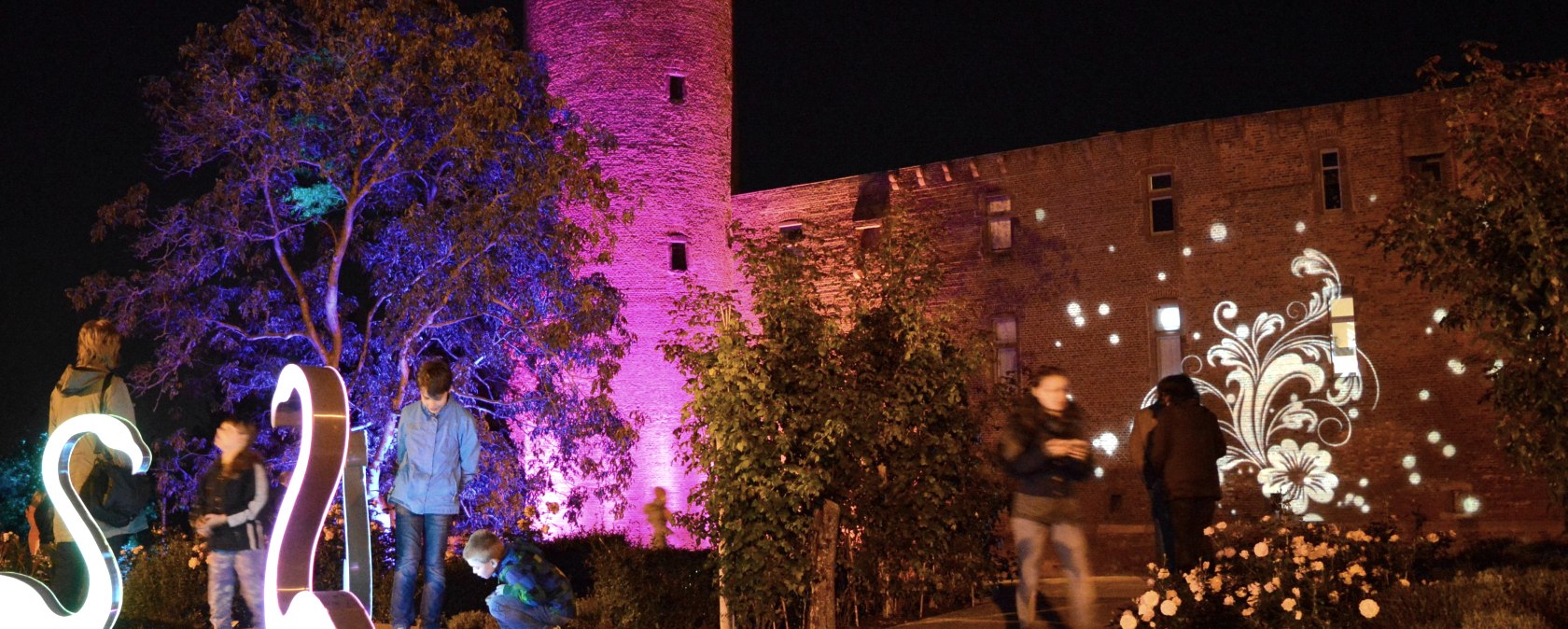 Leuchtende Inszenierung an der Landesburg, &copy; Seepark Z&uuml;lpich