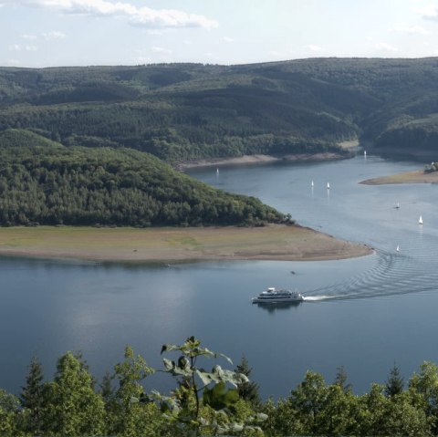 The Eifel-H&ouml;hen-Route cycle tour leads along the Rursee lake, &copy; Eifel Tourismus GmbH/P. Jacob