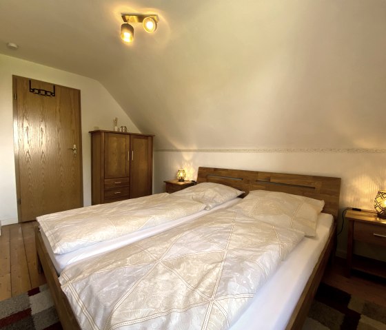 Bedroom with double bed and small wardrobe, © Rureifel Tourismus e.V.