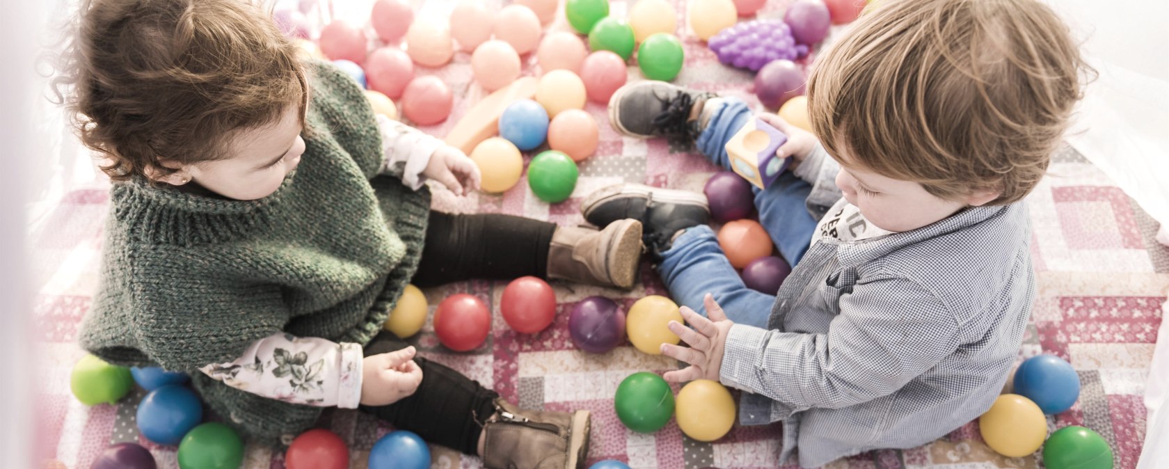 Spielende Kinder, &copy; Freepik