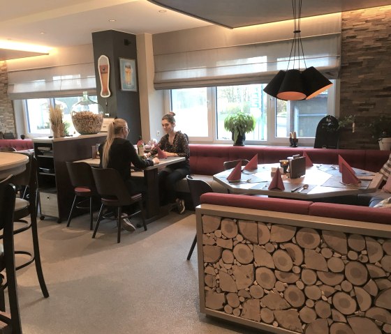 unsere Brasserie, gem&uuml;tliches Beisammensein, &copy; @hotel-schroeder.be