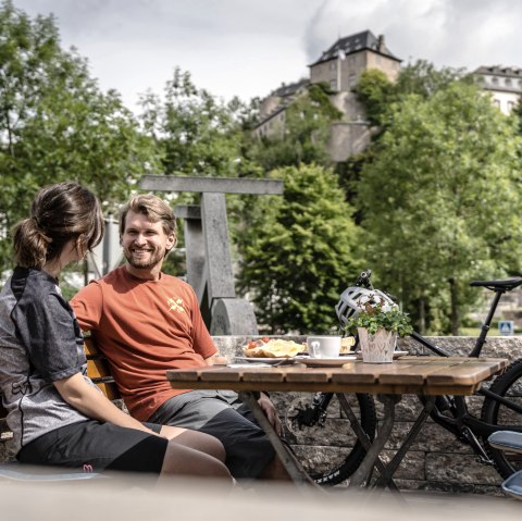 Radfahrer am Hotel-Caf&eacute; Schlossblick, Blankenheim, &copy; Eifel Tourismus GmbH, Dominik Ketz
