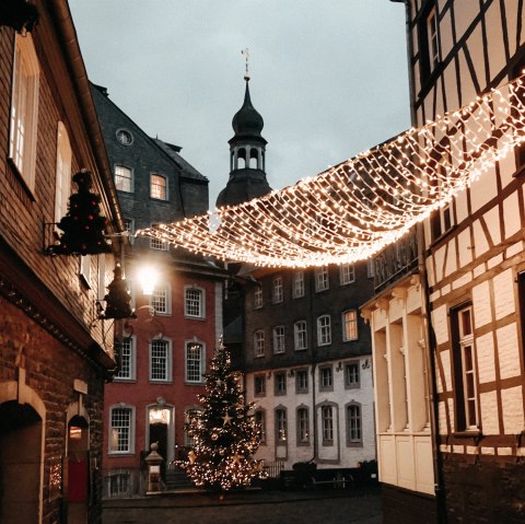 Blick auf das Rote Haus, © Monschau-Touristik GmbH, Heike Becker