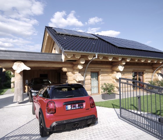 Westseite mit Einfahrt