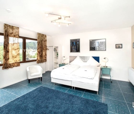 gro&szlig;es Familienzimmer, &copy; Katryn Kaufmann - Hinter den Spiegeln