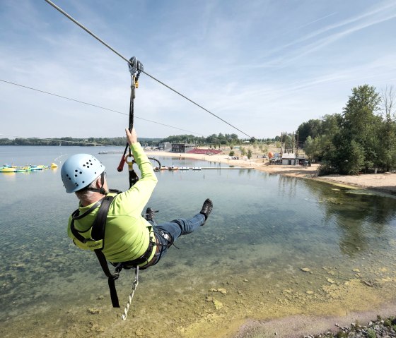 Seepark Z&uuml;lpich, Flying Fox &uuml;ber dem See, &copy; Seepark Z&uuml;lpich