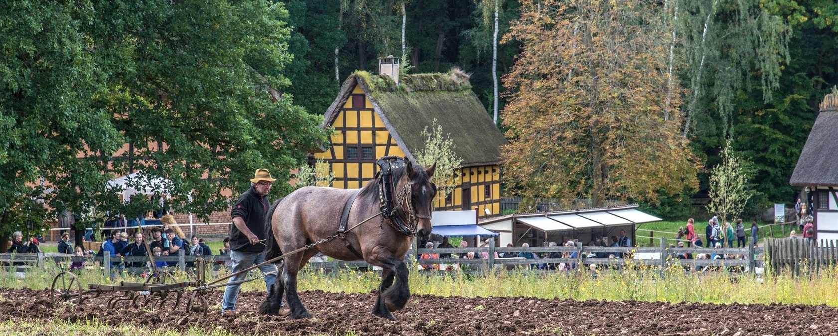 Arbeiten auf dem Feld, &copy; Hans-Theo Gerhards//LVR