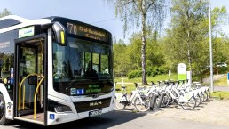 Eifelsteig-Wanderbus und Leihr&auml;der am Bahnhof, &copy; Eifel Tourismus GmbH, Dominik Ketz