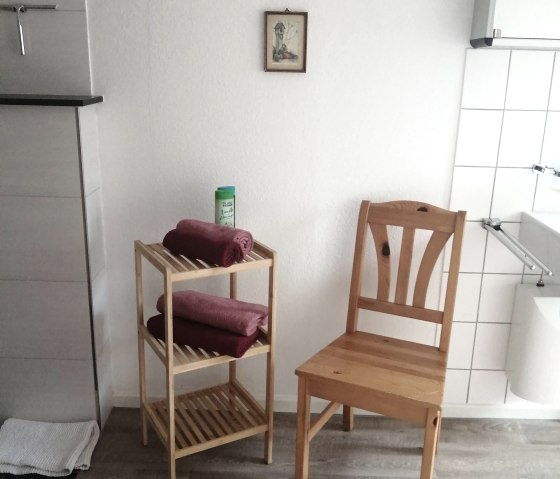 Bad m. Handt&uuml;cher, F&ouml;n, Duschgel
