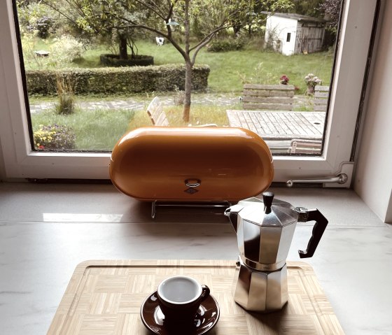 Espresso mit Gartenblick