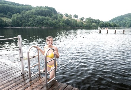 Abkühlung im Naturerlebnisbad Einruhr, © Eifel Tourismus GmbH, D. Ketz