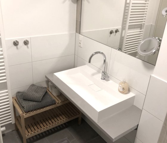 Bathroom studio/hiking room, © Nordeifel Tourismus GmbH & Haus Paulus