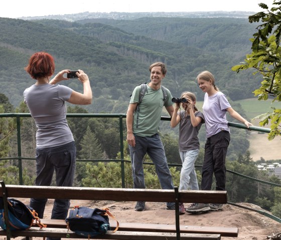 Lustiges Familienfoto mit Aussicht ins Rurtal, &copy; Eifel Tourismus GmbH Tobias Volmer