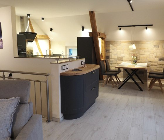 Blick vom Wohnbereich in K&uuml;che und Essplatz, &copy; Nordeifel Tourismus GmbH & Ferienwohnung Sternenblick Hellenthal