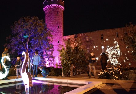 Leuchtende Inszenierung an der Landesburg, &copy; Seepark Z&uuml;lpich
