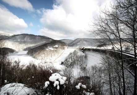 Urftstaumauer im Winter, &copy; Janssen & De Kievith Fotografie