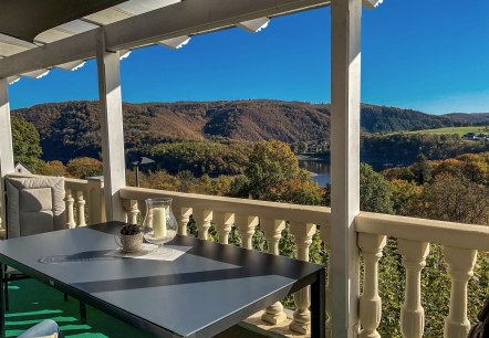 Ausblick, &copy; Das Ferienhaus &uuml;berzeugt durch die geschmackvolle und sehr gute Ausstattung. Ein Schlafzimmer mit Doppelbett und ein weiteres mit zwei Einzelbetten befinden sich im Obergeschoss. Es sind zwei B&auml;der vorhanden, sowie eine Sauna mit Duschbereich. Die K&uuml;che ist komplett ausgestattet.
