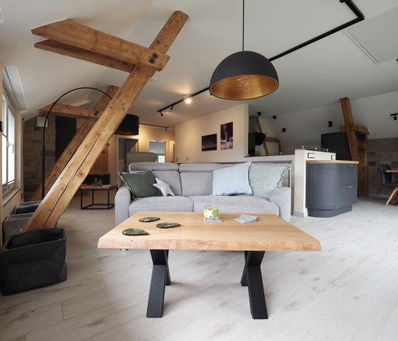 Gem&uuml;tliche Couc mit toller Aussicht, &copy; Nordeifel Tourismus GmbH & Ferienwohnung Sternenblick Hellenthal