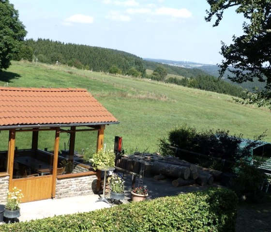 Grillhaus mit Fernblick, &copy; Elke Greven & Ferienwohnung Eifelblick