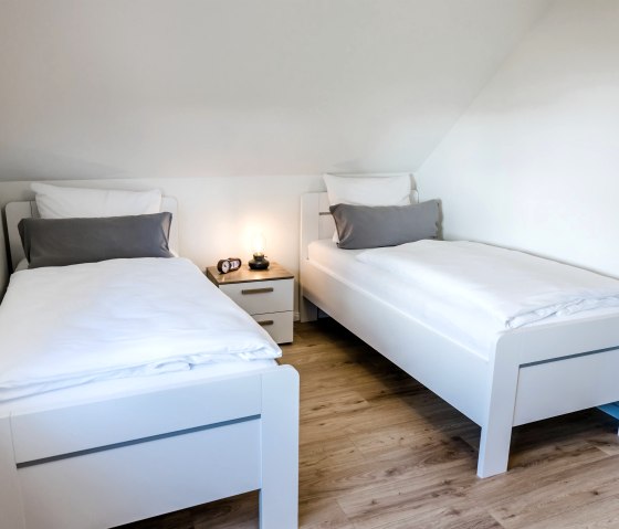 Schlafzimmer mit Einzelbetten, &copy; Fotostudio Uschi Kitschke