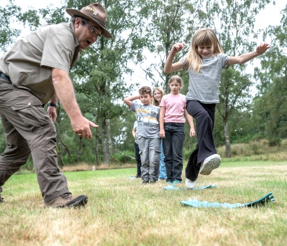 springendes M&auml;dchen, &copy; Frank Wiesen