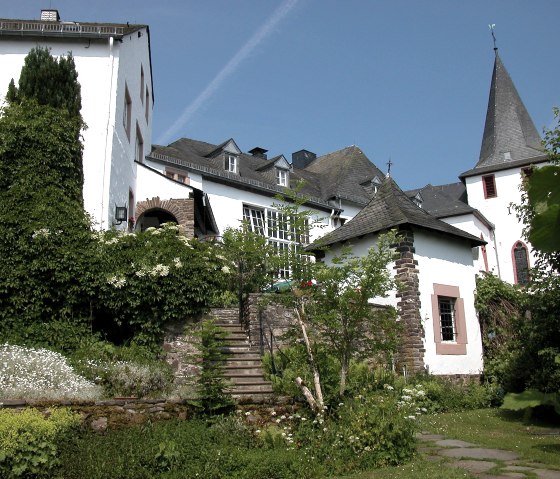Exterior view of restaurant, &copy; Nordeifel Tourismus GmbH & Burghaus und Villa Kronenburg
