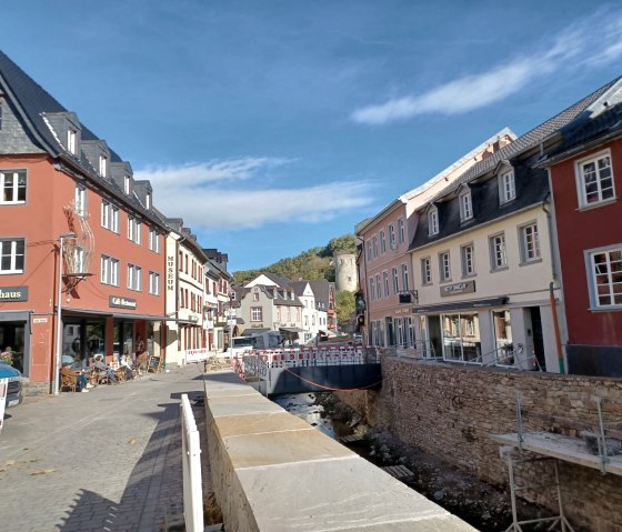 Historische Geb&auml;ude in Bad M&uuml;nstereifel, ein kleiner Fluss flie&szlig;t durch die Stadt. Menschen sitzen vor einem Caf&eacute;, blauer Himmel im Hintergrund., &copy; Sweco GmbH
