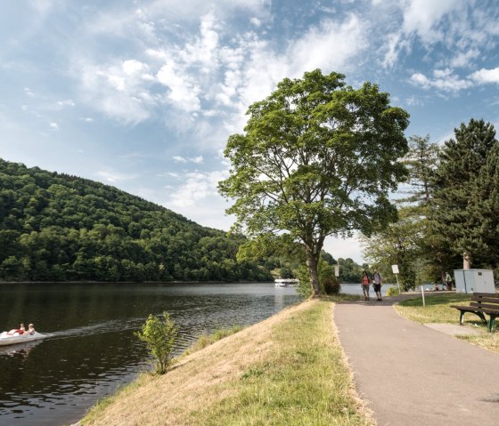 Am Ufer von Einruhr am RurUfer-Radweg, &copy; Eifel Tourismus GmbH/D. Ketz
