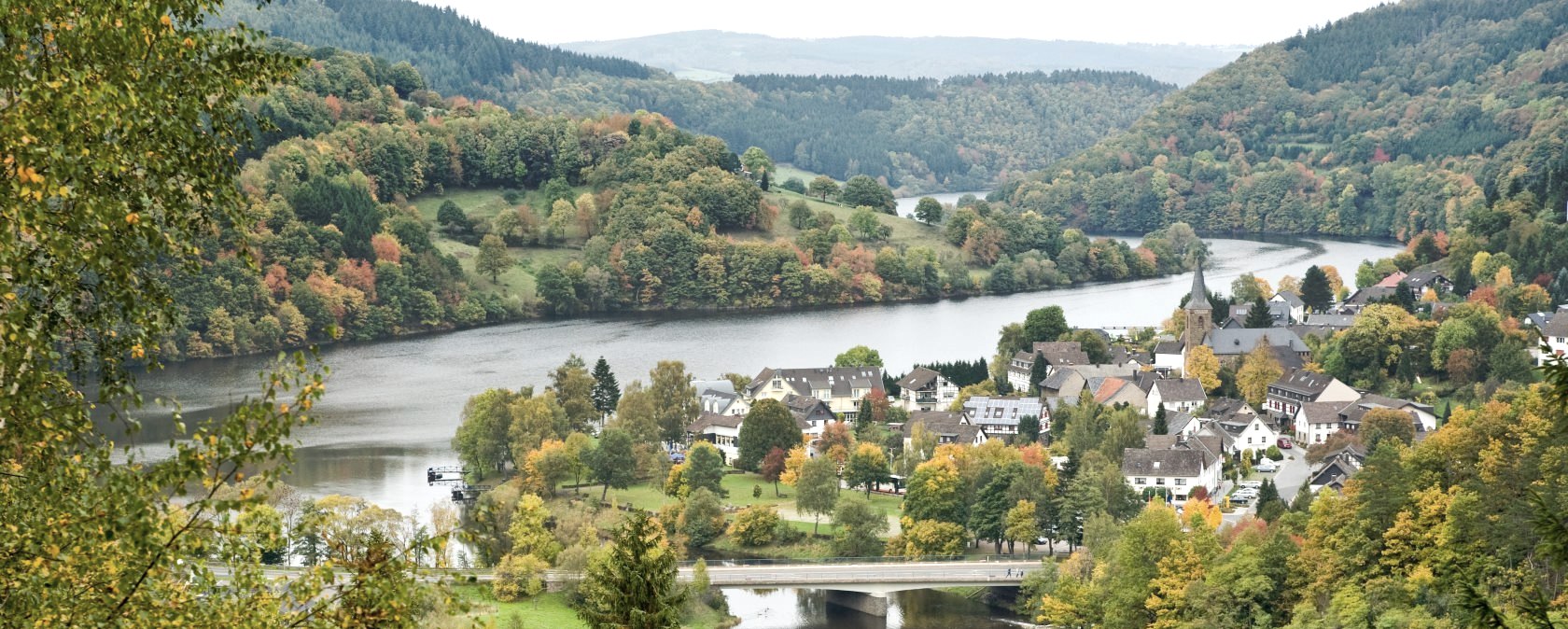 Wanderweg Rur-Olef-Route: Ausblick auf Einruhr, &copy; Rheinland-Pfalz Tourismus GmbH/D. Ketz