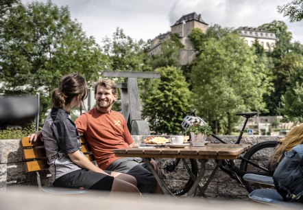 Radfahrer am Hotel-Caf&eacute; Schlossblick, Blankenheim, &copy; Eifel Tourismus GmbH, Dominik Ketz
