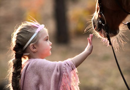 M&auml;dchen mit Pferd, &copy; Freepik