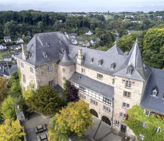 Luftbild der Burg Blankenheim, &copy; Nordeifel Tourismus GmbH & Jugendherberge Burg Blankenheim#