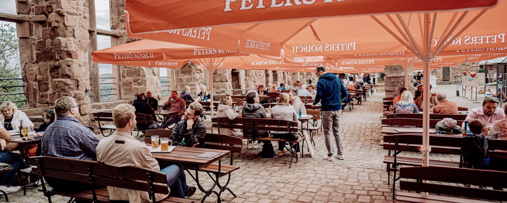 Gem&uuml;tliche Atmosph&auml;re im Biergarten, &copy; Burgrestaurant Nideggen