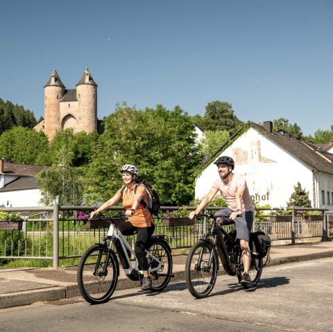 Kyll cycle path, M&uuml;rlenbach with Bertradaburg castle, &copy; Eifel Tourismus GmbH, Dominik Ketz