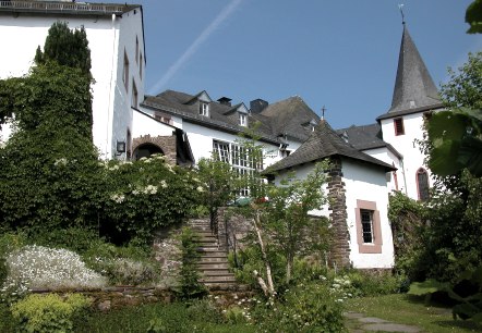 Außenansicht Restaurant, © Nordeifel Tourismus GmbH & Burghaus und Villa Kronenburg