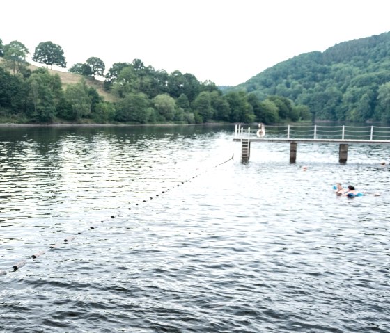 Blick aufs Wasser im Naturerlebnisbad Einruhr, &copy; Eifel Tourismus GmbH, D. Ketz