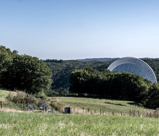 Stargazing at the Effelsberg radio telescope, &copy; Nils Noell