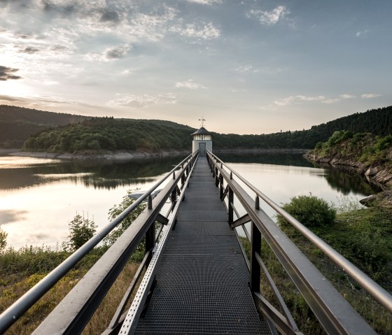 Faszinierender Fotopunkt auf der Urftstaumauer mit Blick auf Wasser und Nationalpark Eifel, &copy; Eifel Tourismus GmbH, Dominik Ketz