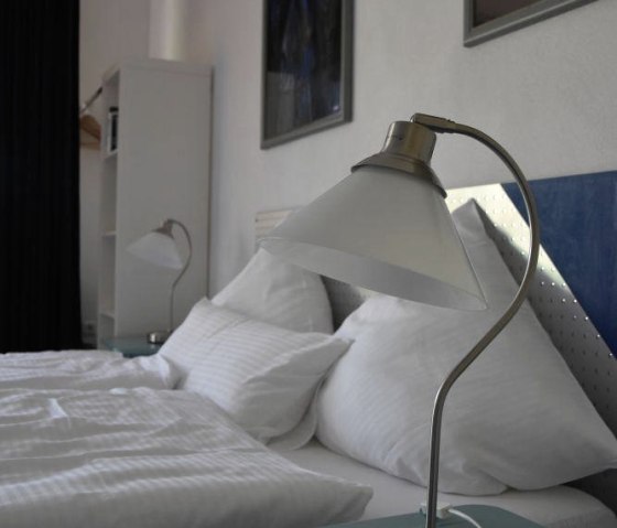 Beleuchtung im Zimmer, &copy; Katryn Kaufmann - Hinter den Spiegeln