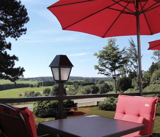 Terrasse mit Aussicht, &copy; Nordeifel Tourismus GmbH & Hollrather Hof