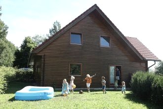 Gruppenhaus Aussenansicht, © Nordeifel Tourismus GmbH & Eifelpark Kronenburger See GmbH