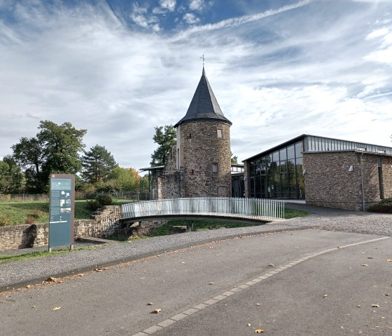 Historischer Turm und moderner Anbau des LVR Industriemuseums-Tuchfabrik M&uuml;ller, umgeben von B&auml;umen und einem Weg., &copy; Sweco GmbH