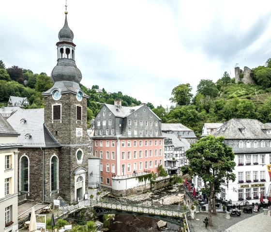Die evangelische Kirche und das Rote Haus, &copy; Eifel-Tourismus GmbH, Dominik Ketz