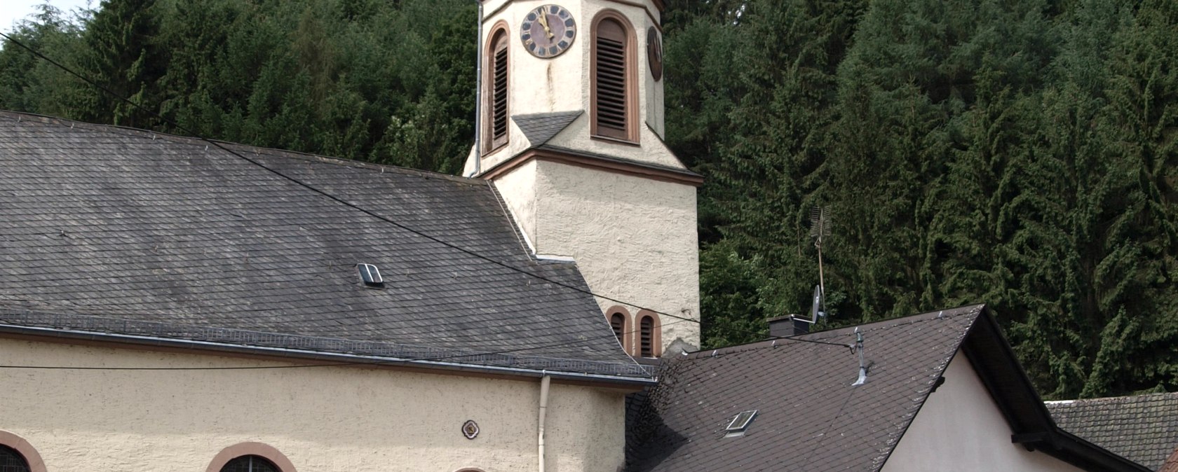 Kirche in Eisenschmitt mit Brunnen, © GesundLand Vulkaneifel GmbH