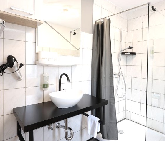 Bad mit Dusche, &copy; Hotel Green Seeblick